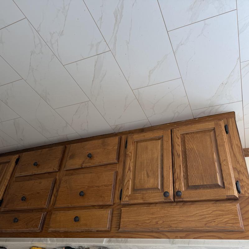 Cabinet knobs and pulls on oak wood cabinets