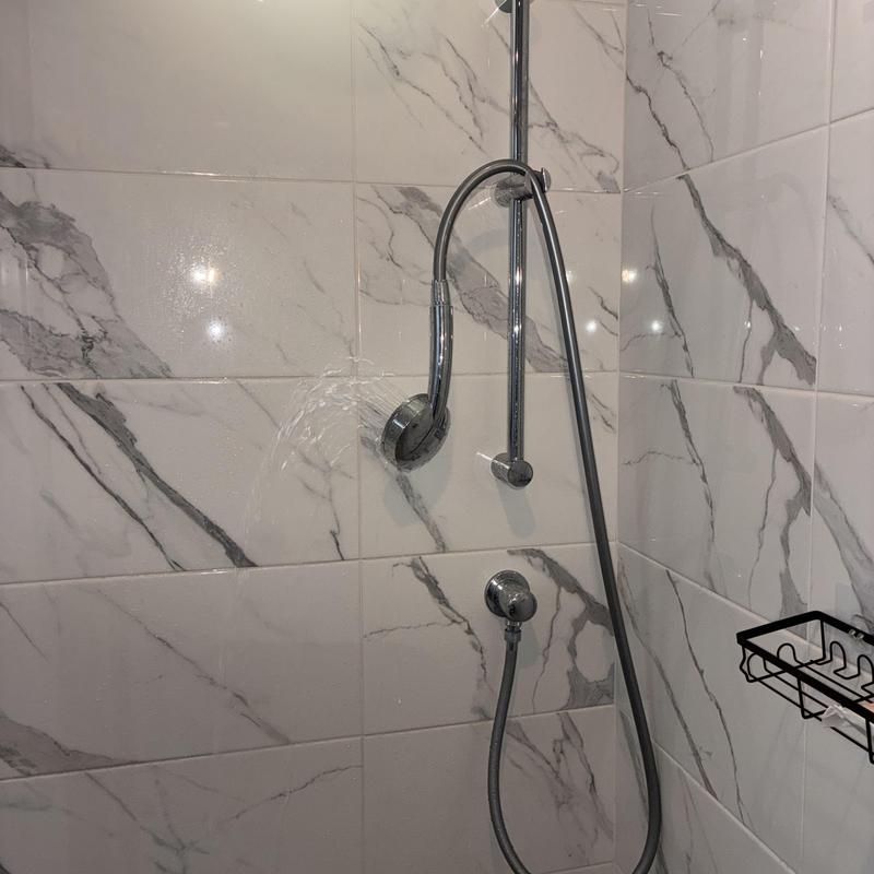 Grohe pressure balance shower valve with handheld head