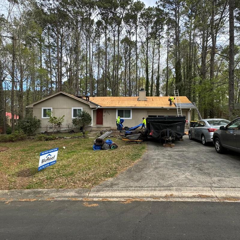 Asphalt roof decking replacement on residential house