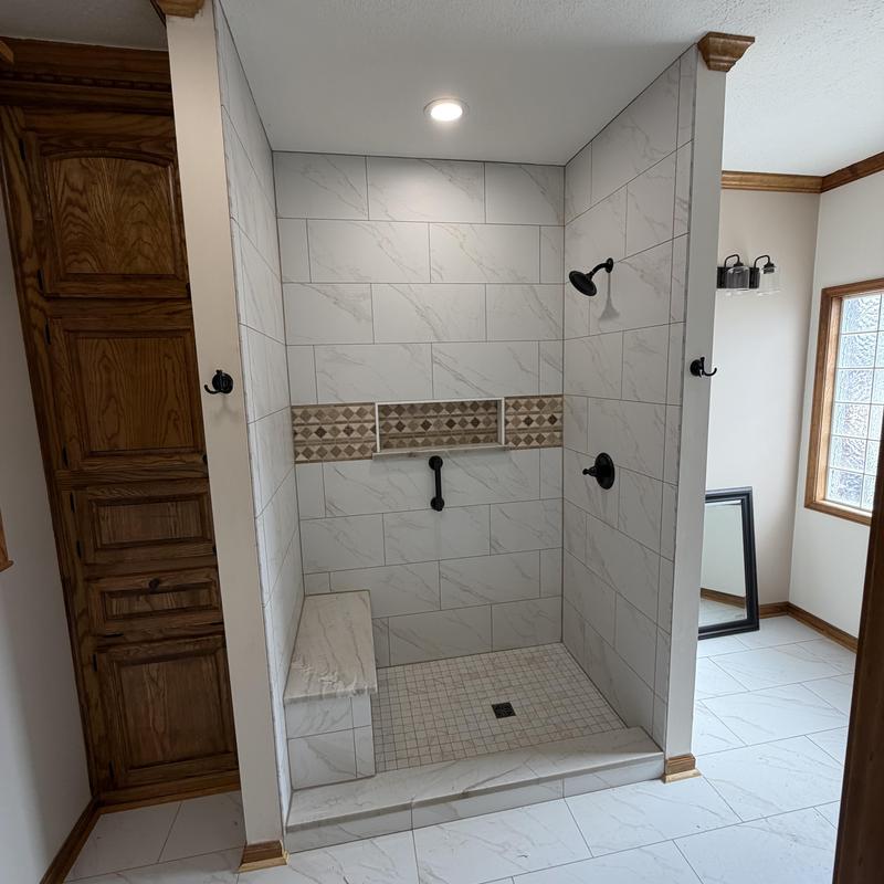 Walk-in shower with built-in bench and tile design