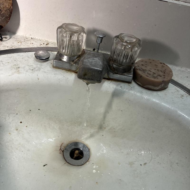 Basin faucet with water flow and replaced aerator