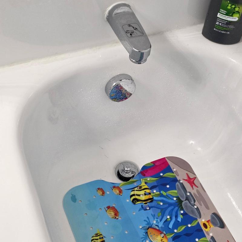 Bathtub drain stopper with aquatic design mat