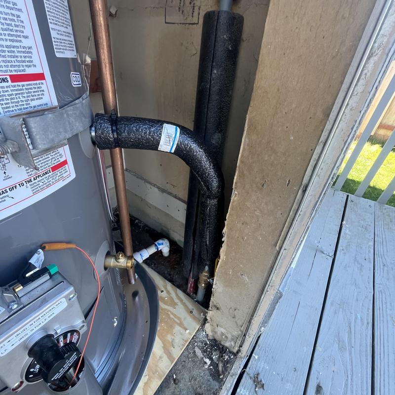 Water heater with insulated pipe and valve installation
