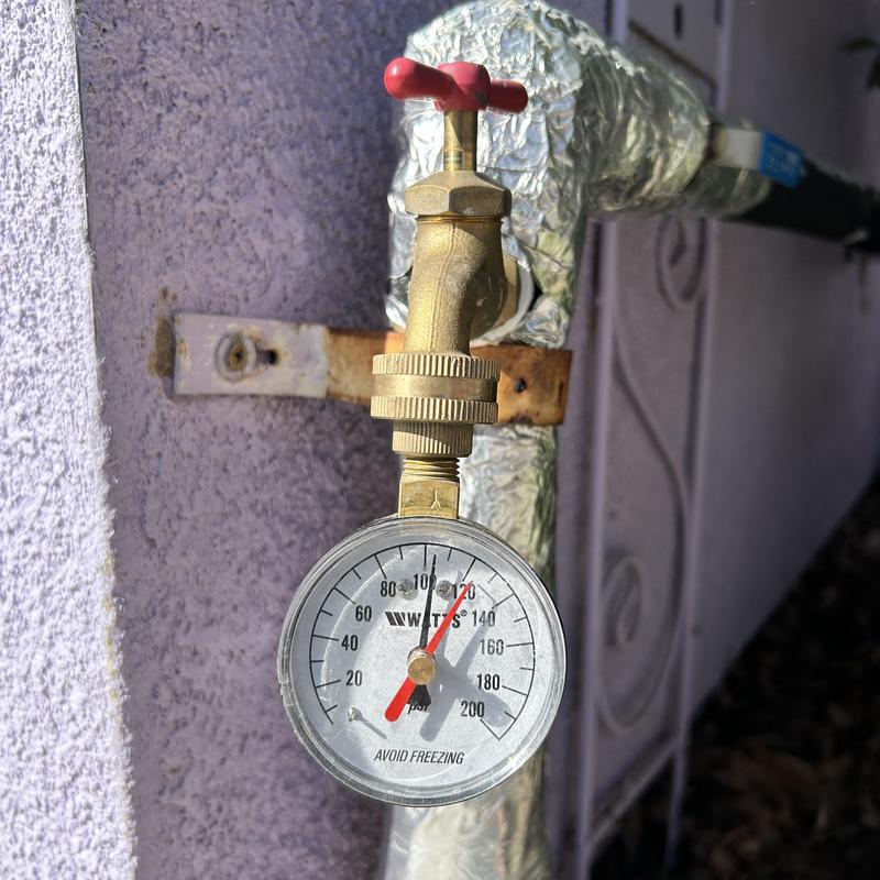 Pressure gauge on outdoor water valve at 100 psi
