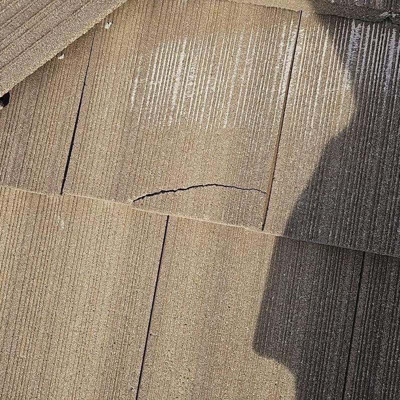 Tile roof with cracked and broken tiles Tile roof with cracked and broken tiles