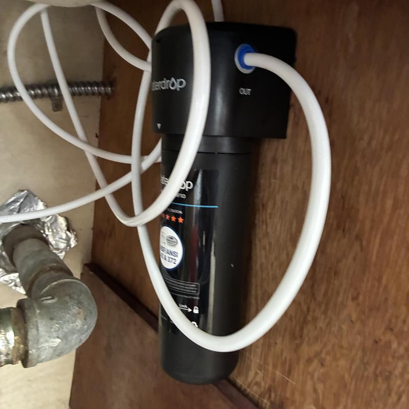 Drinking water filtration system installed under sink