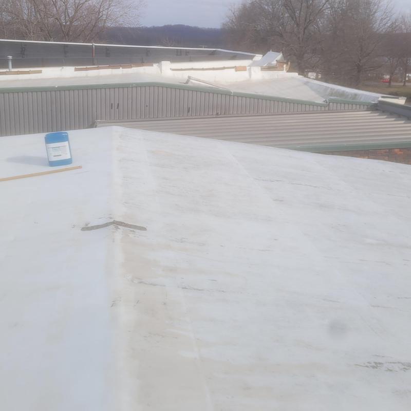 Commercial flat roof surface cleaning for restoration prep