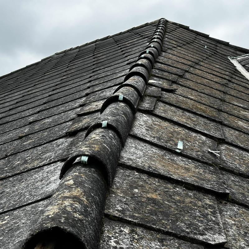 Asbestos roof with ridge tiles and metal clips Asbestos roof with ridge tiles and metal clips
