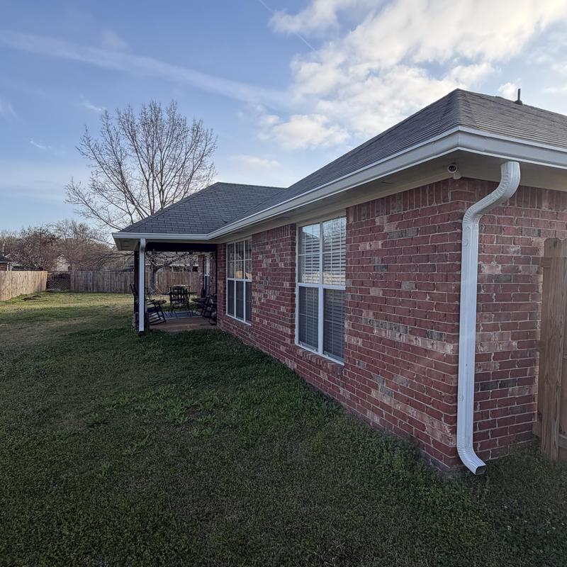 6-inch seamless gutters on brick house in Florence, MS