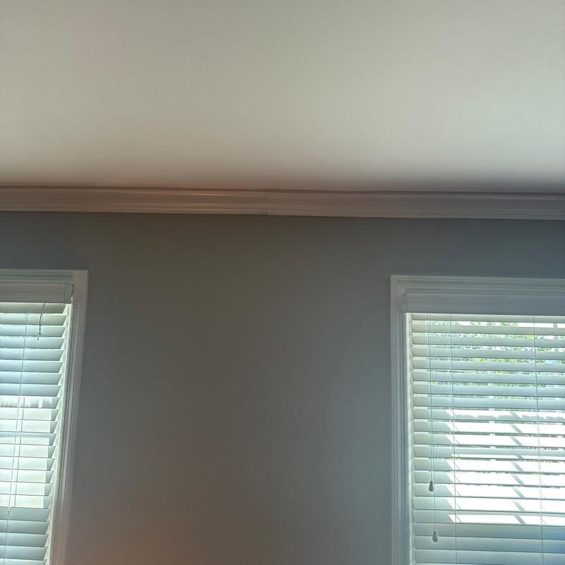 Crown molding installation between windows and ceiling