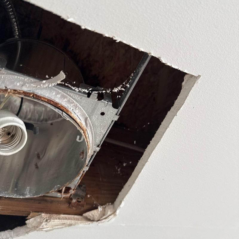 Ceiling light fixture housing with wiring inspection