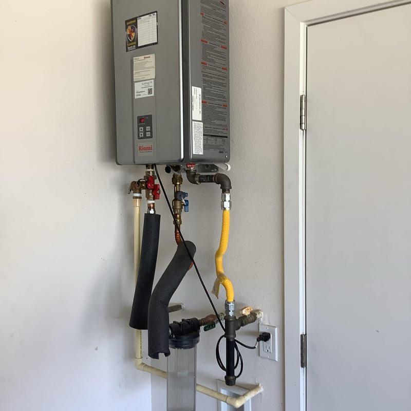 Rinnai tankless water heater with piping and filter