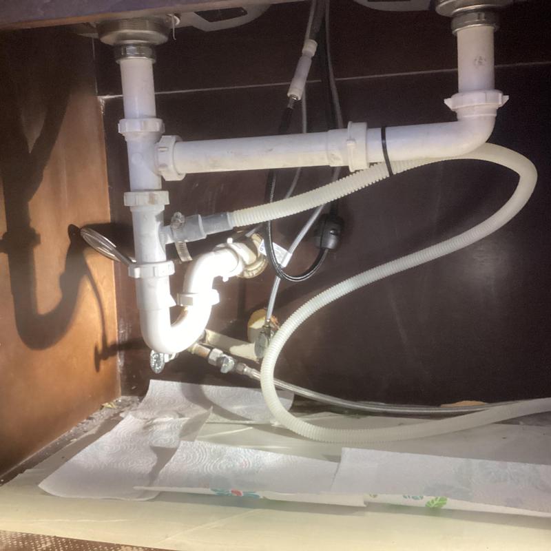 Kitchen sink drain pipes and flexible hose plumbing setup