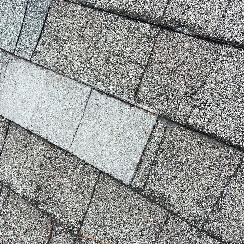 Asphalt roof shingles with color variation and wear