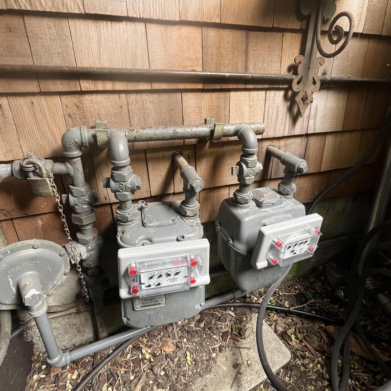 Gas meter and piping with earthquake shutoff valve installation