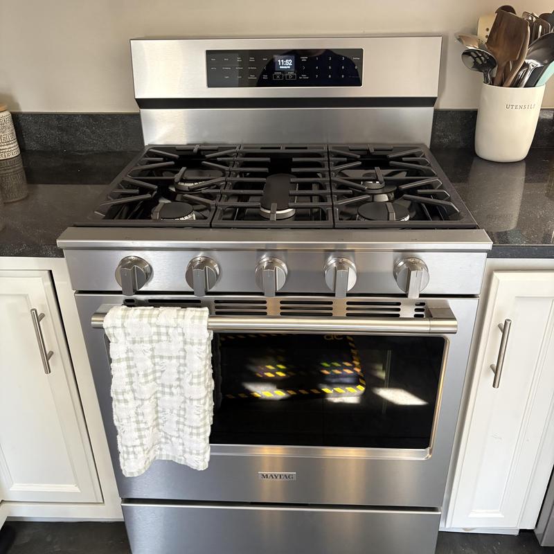 Gas stove with reconfigured gas supply pipe installation Gas stove with reconfigured gas supply pipe installation