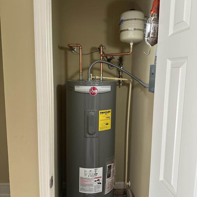 Electric water heater with expansion tank and copper piping Electric water heater with expansion tank and copper piping