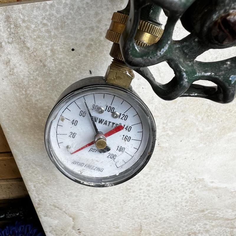 Pressure gauge on valve with high water pressure