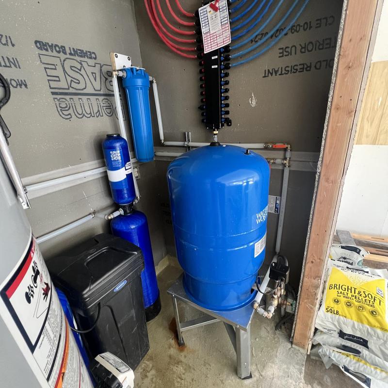 Water filtration system with pressure tank installation