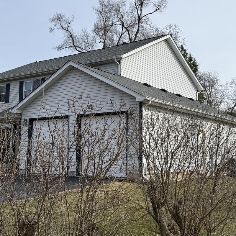 Atlas Pinnacle Pristine asphalt roof on residential garage