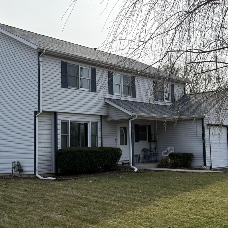 Atlas Pinnacle Pristine asphalt roof on two-story house