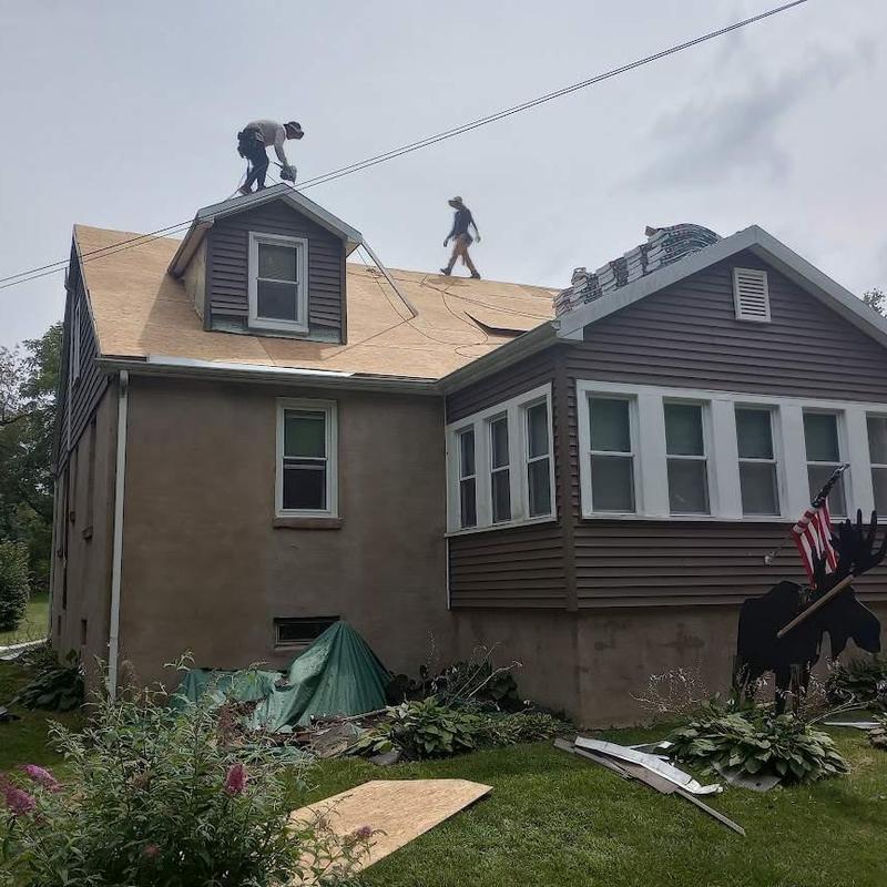 Roof plywood decking installation on residential house