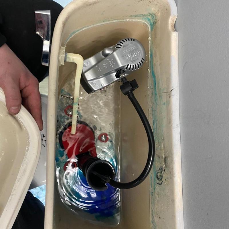 Flush valve and flapper assembly installation inside toilet tank