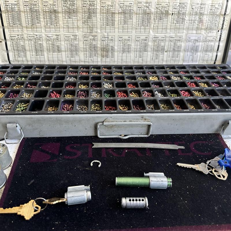 Pin tumbler lock rekeying with keys and pins in tray