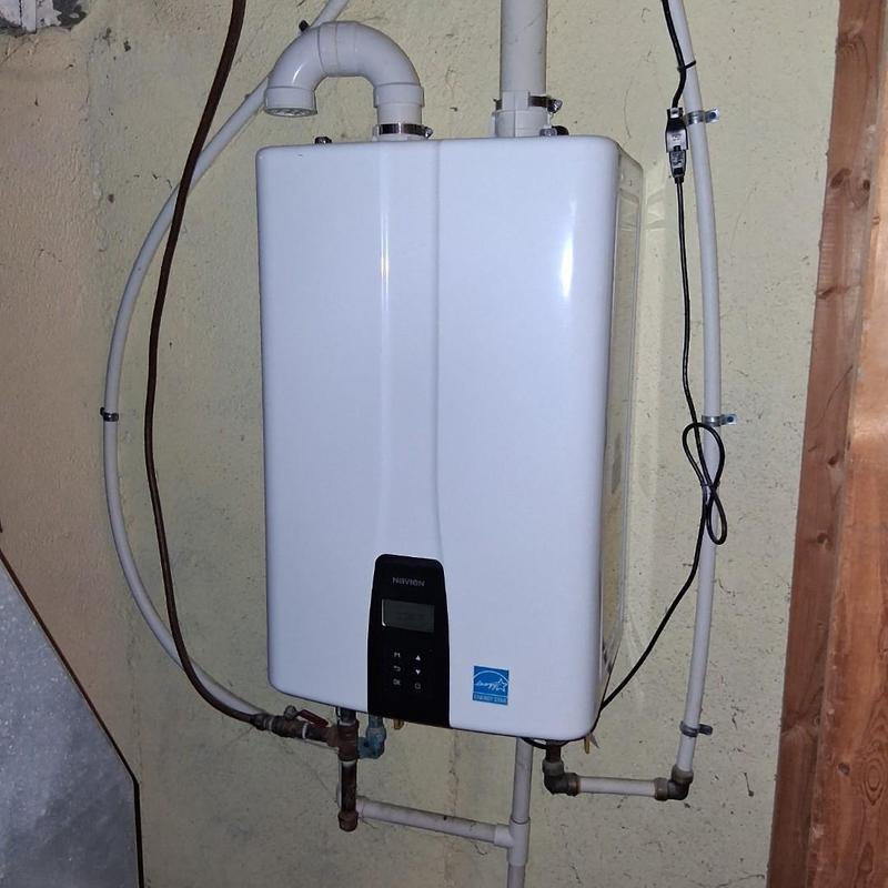 Tankless water heater with plumbing connections