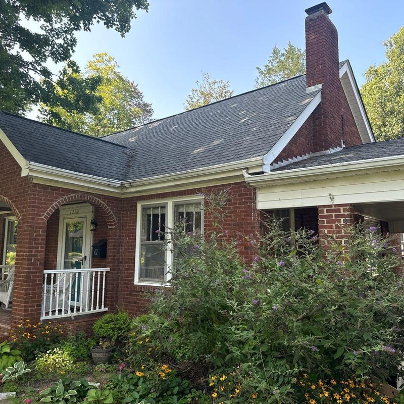 Owens Corning Oakridge Williamsburg Gray roof and gutters