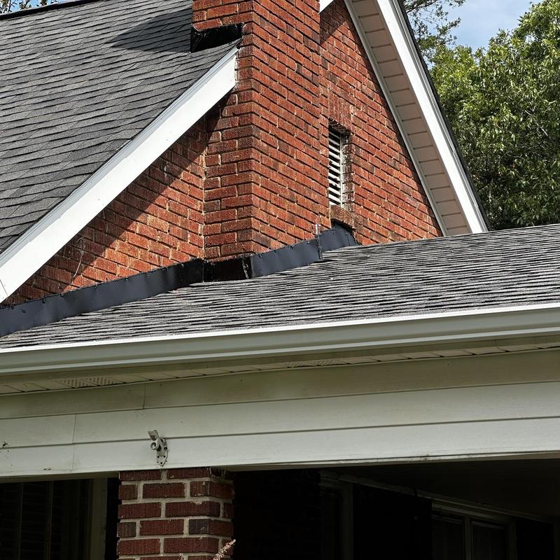 Owens Corning Oakridge Williamsburg Gray roof and gutters