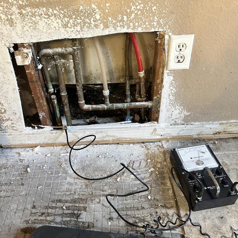 Copper manifold with slab leak detection device