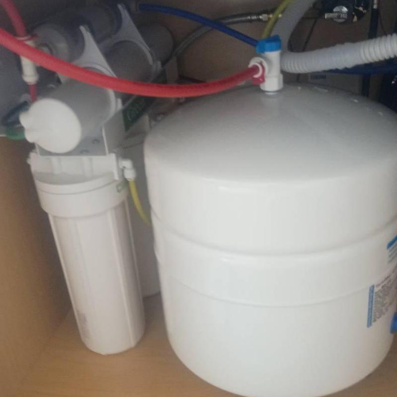 RO system pressure tank with filtration components under sink
