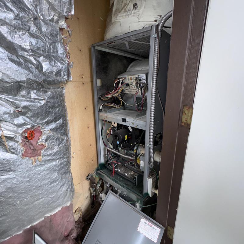 Ruud gas furnace installation with duct connections Ruud gas furnace installation with duct connections