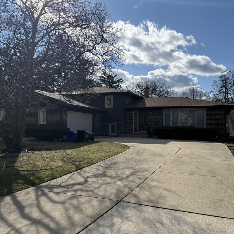 Atlas Pinnacle Pristine Asphalt Roof on residential home