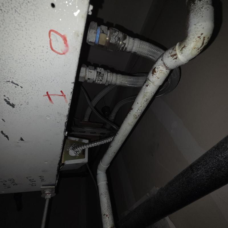 Hydronic heating pipes with flexible hose connections