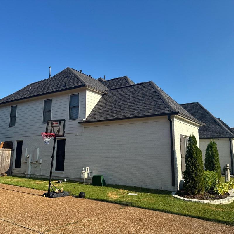 Owens Corning Oakridge Onyx Black shingle roof