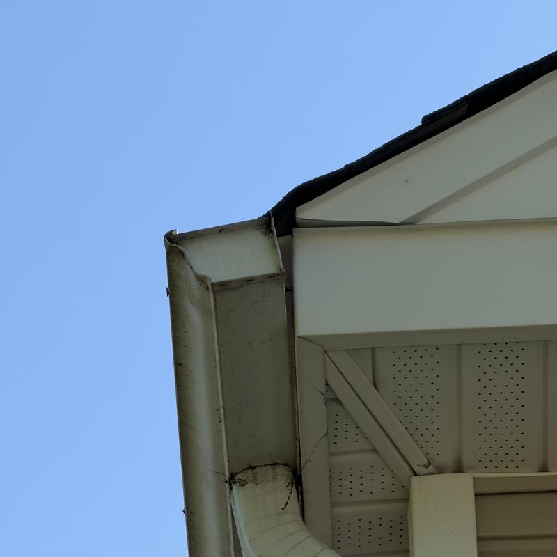 White 5-inch gutter pulled away from house edge