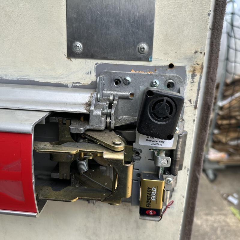 Lock cylinder with broken key removal and reassembly