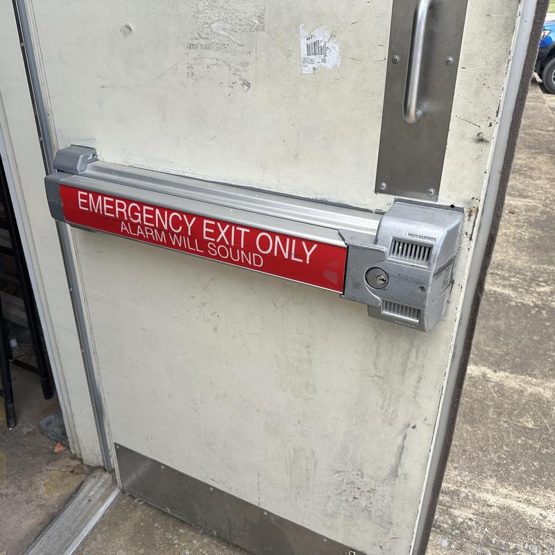 Panic bar lock cylinder with broken key removal