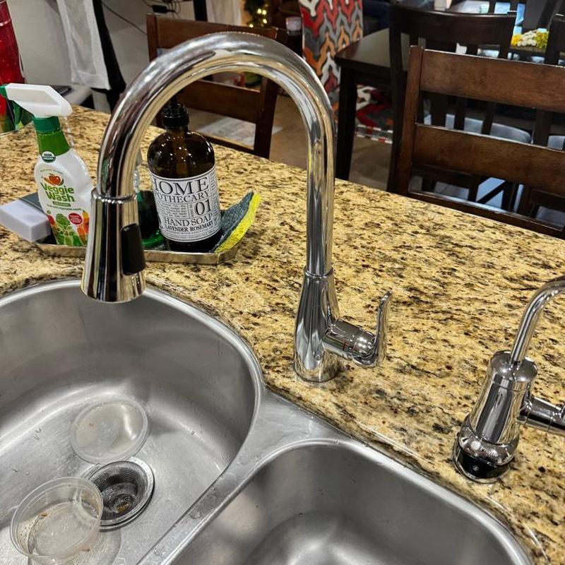 Kitchen faucet with detached threaded part in sink
