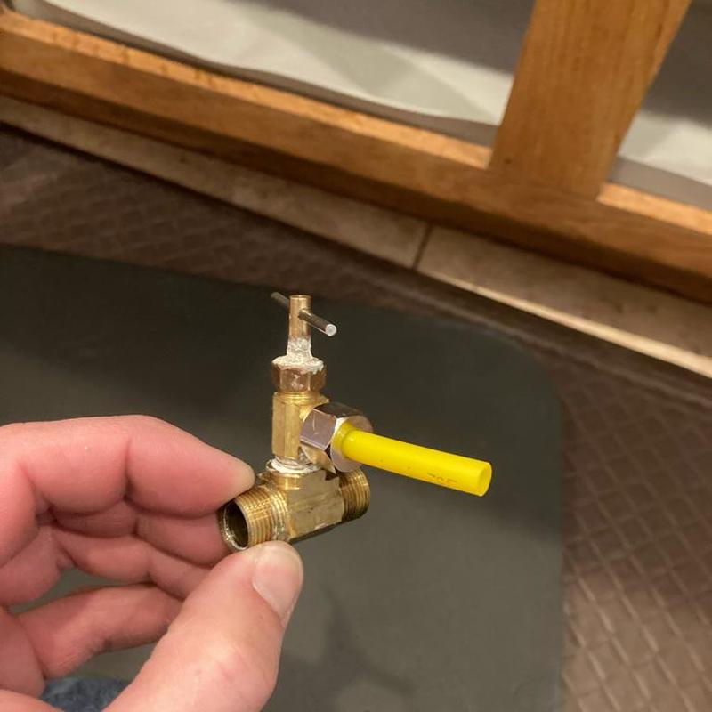 Reverse osmosis shut off valve with brass tee installed Reverse osmosis shut off valve with brass tee installed