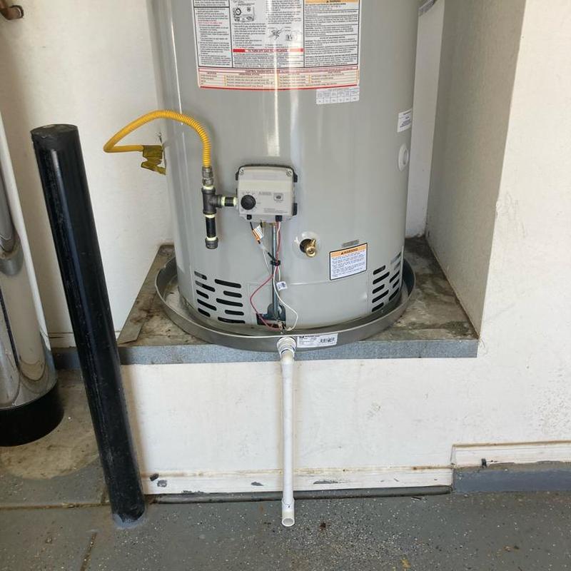 Gas water heater with leak pan and drain line installation