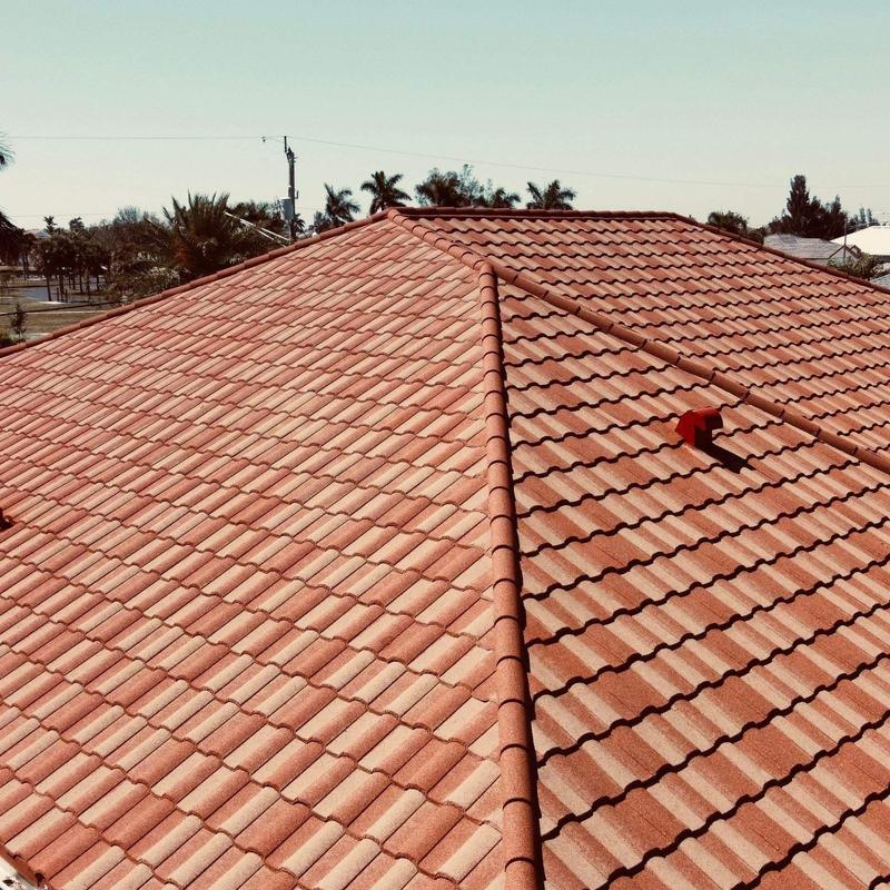 Stonecoated steel roof with secure ridge cap installation