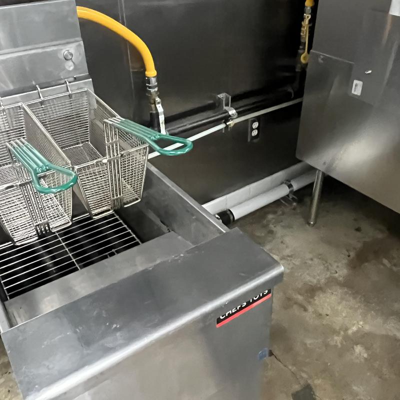 Gas flex connection for commercial deep fryer