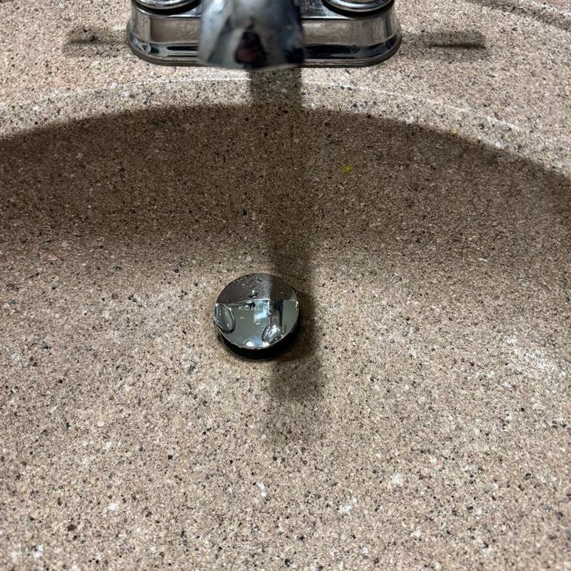Sink drain assembly with pop-up drain in countertop