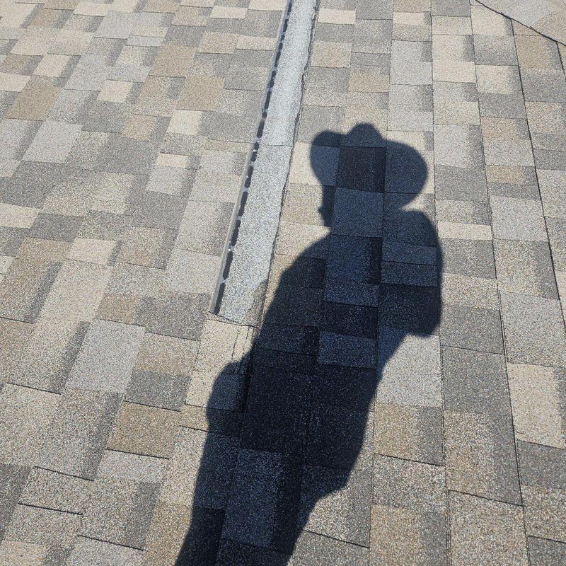 Shingle roof with repaired ridge cap sealing