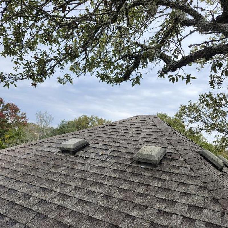 GAF Weatherwood shingle roof with hip and ridge vents