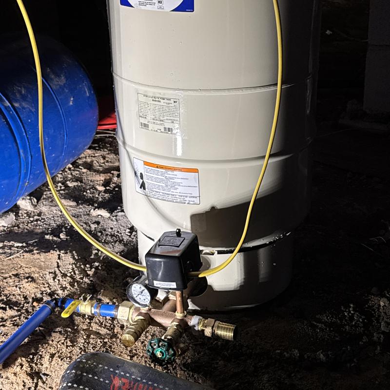 20-gallon well system pressure tank with switch and gauge
