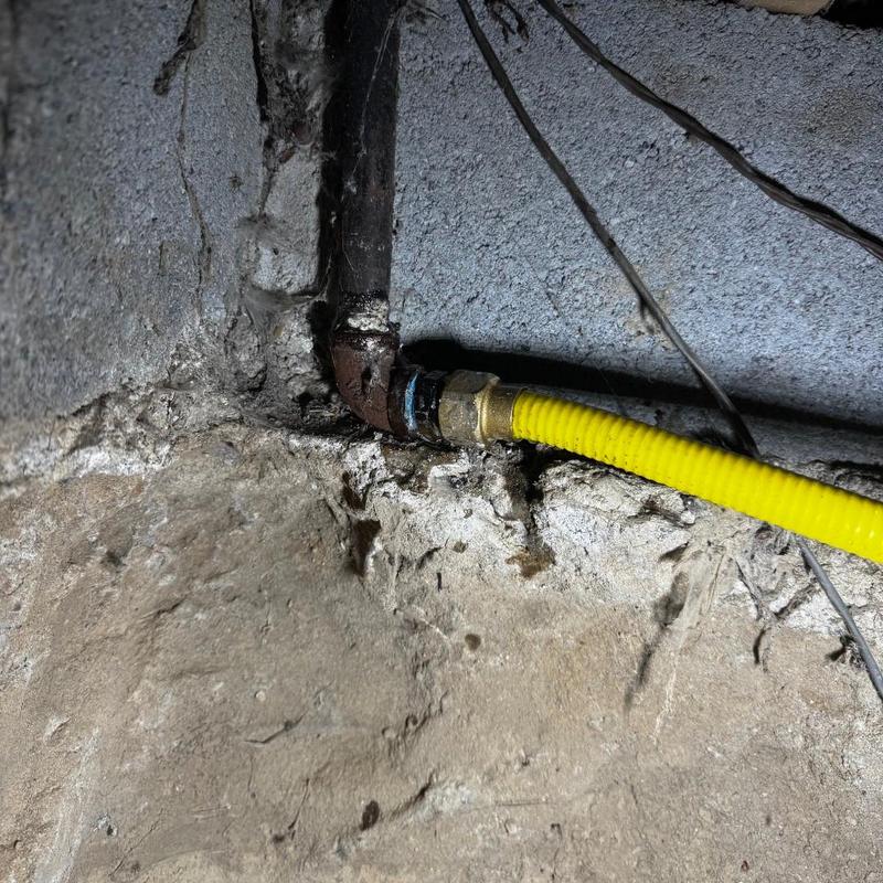 Homeflex gas coupler with tightened valve and union